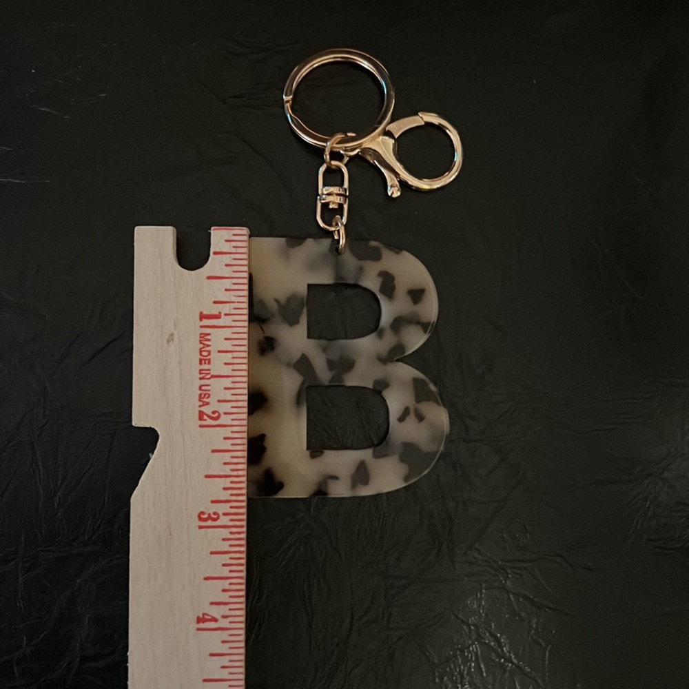 Leopard Print Letter B Keychain Accessory - Picture 4 of 4